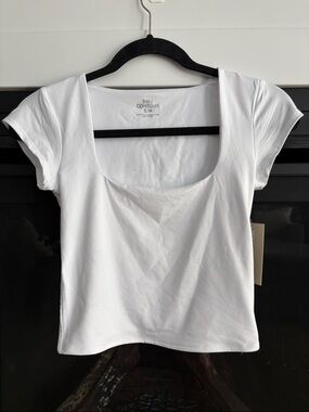 🔥4/$20 White Scoop Neck Women's Cropped Top